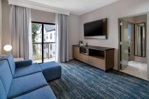 Μια τηλεόραση ή/και κέντρο ψυχαγωγίας στο DoubleTree Suites by Hilton Mount Laurel