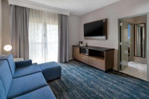 Μια τηλεόραση ή/και κέντρο ψυχαγωγίας στο DoubleTree Suites by Hilton Mount Laurel