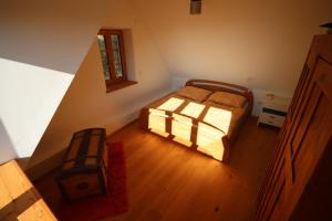 a small bedroom with a bed and a window at Kellerstöckl mit Aussicht in Stubenberg