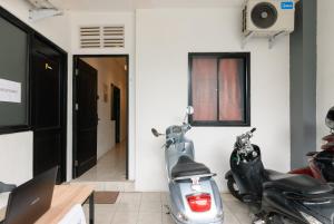 Фотография из галереи RedDoorz at Flamboyan Harapan Indah в городе Бекаси +17 фотографий