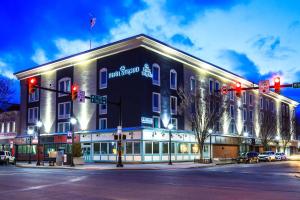 斯特劳兹堡The Penn Stroud, Stroudsburg - Poconos, Ascend Hotel Collection的街道角上一座大型建筑,有红红红的交通灯