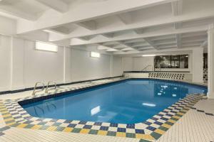 Bazén v ubytování Wyndham Edmonton Hotel and Conference Centre nebo v jeho okolí