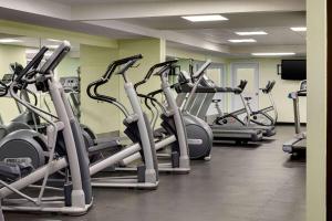 Fitness centrum a/nebo fitness zařízení v ubytování Wyndham Edmonton Hotel and Conference Centre