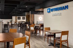Restaurace v ubytování Wyndham Edmonton Hotel and Conference Centre
