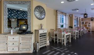 Reštaurácia alebo iné gastronomické zariadenie v ubytovaní Sareza hotel
