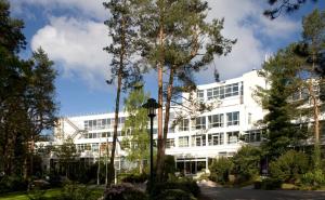 Ein Garten an der Unterkunft Strandhotel Fischland