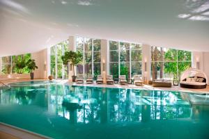 Der Swimmingpool an oder in der Nähe von Strandhotel Fischland