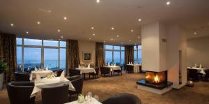 Ein Restaurant oder anderes Speiselokal in der Unterkunft Strandhotel Fischland 