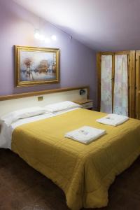A bed or beds in a room at Hotel Saint Lorenz