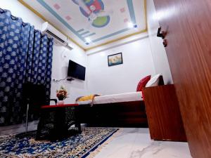 Μια τηλεόραση ή/και κέντρο ψυχαγωγίας στο Hare Rama Palace