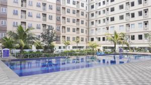 Πισίνα στο ή κοντά στο Comfortable 2BR at Titanium Square Apartment By Travelio