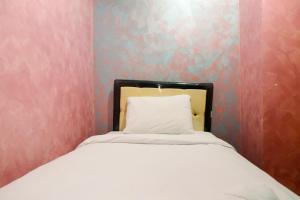 Ένα ή περισσότερα κρεβάτια σε δωμάτιο στο Comfortable 2BR at Titanium Square Apartment By Travelio +7 φωτογραφίες