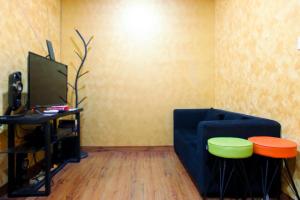 Μια τηλεόραση ή/και κέντρο ψυχαγωγίας στο Comfortable 2BR at Titanium Square Apartment By Travelio