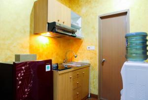 Η κουζίνα ή μικρή κουζίνα στο Comfortable 2BR at Titanium Square Apartment By Travelio