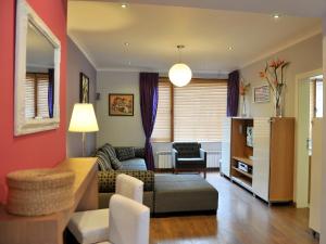 Parkview Apartments في صوفيا: غرفة معيشة مع أريكة وكرسي