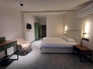 Ein Bett oder Betten in einem Zimmer der Unterkunft Old Avenue Hotel