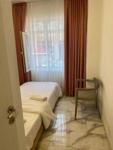 Postel nebo postele na pokoji v ubytování HOTEL YEDİkapı