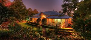 um gazebo num jardim à noite em The Falls Montville em Montville