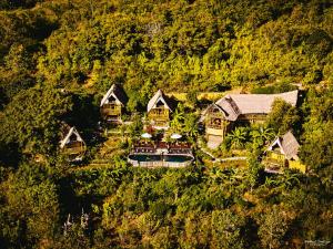 eine Luftaufnahme eines Hauses auf einem Berg in der Unterkunft Penida Bambu Green Suites in Nusa Penida