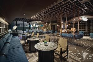 宁波宁波文创港英迪格酒店的餐厅效果图，配有桌椅