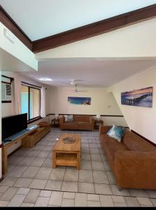 un ampio soggiorno con divani e TV di Wildsights Villas a Denham