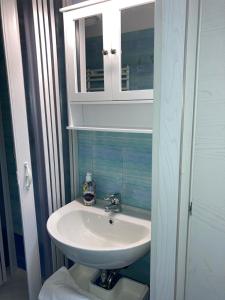 une salle de bain avec un lavabo et un miroir dans l'établissement d.s house mare & sentieri, à Rapallo 30 autres photos