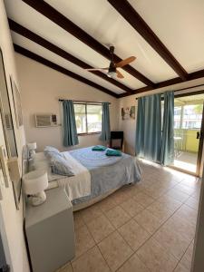 una camera con letto e ventilatore a soffitto di Wildsights Villas a Denham