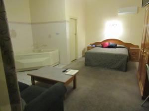 Postel nebo postele na pokoji v ubytování Glenelg Motel