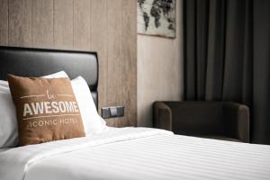 Postel nebo postele na pokoji v ubytování Iconic Hotel
