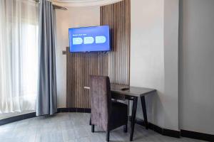 TV a/nebo společenská místnost v ubytování Mirembe Hotels - Source of the Nile Suites