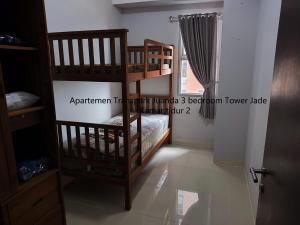 PadurenanにあるApartemen 3 Bedroom Transpark Juanda Bekasi Full Furnishedの二段ベッドが2つある寝室