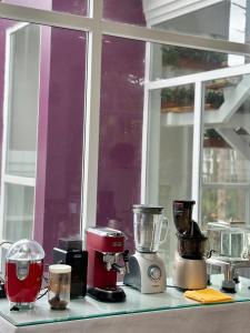 eine Theke mit einigen Mixern oben in der Unterkunft Violet Villa Đà Lạt in Xuan An