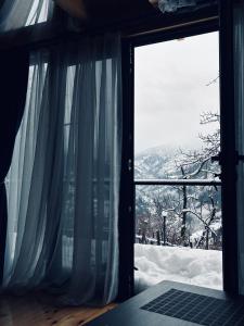 Vista generica sulle montagne o vista sulle montagne dall'interno di questo campeggio di lusso