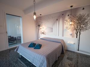 a bedroom with a bed with two blue towels on it at Ciclamino House in Bellano