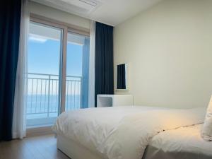 Postel nebo postele na pokoji v ubytování OceanStay E7 INN-TheCity