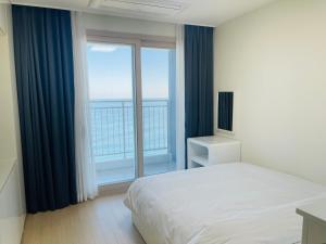Postel nebo postele na pokoji v ubytování OceanStay E7 INN-TheCity