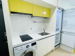 Kuchyň nebo kuchyňský kout v ubytování OceanStay E7 INN-TheCity