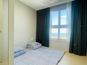Postel nebo postele na pokoji v ubytování OceanStay E7 INN-TheCity
