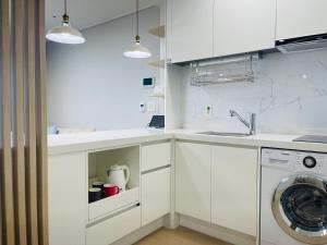 Kuchyň nebo kuchyňský kout v ubytování OceanStay E7 INN-TheCity