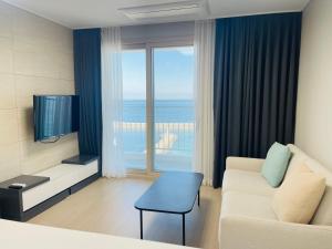 TV a/nebo společenská místnost v ubytování OceanStay E7 INN-TheCity