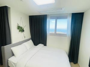 Postel nebo postele na pokoji v ubytování OceanStay E7 INN-TheCity