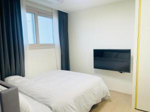 TV a/nebo společenská místnost v ubytování OceanStay E7 INN-TheCity