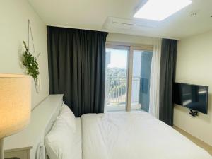 TV a/nebo společenská místnost v ubytování OceanStay E7 INN-TheCity