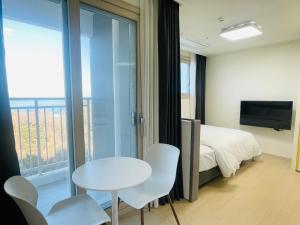 TV a/nebo společenská místnost v ubytování OceanStay E7 INN-TheCity