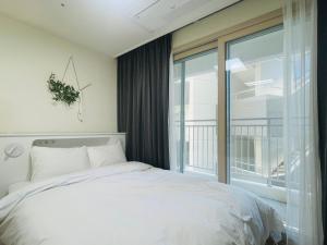 Postel nebo postele na pokoji v ubytování OceanStay E7 INN-TheCity
