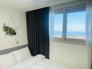 Postel nebo postele na pokoji v ubytování OceanStay E7 INN-TheCity
