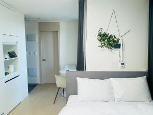 Postel nebo postele na pokoji v ubytování OceanStay E7 INN-TheCity