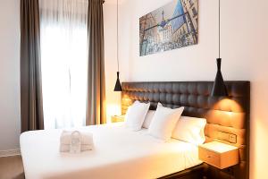 A bed or beds in a room at Woohoo Rooms Chueca