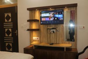 TV a/nebo společenská místnost v ubytování Narayan Hotel & Resort Marriage Hall