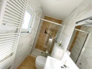 Ένα μπάνιο στο Apartman Sweet Garden K&A